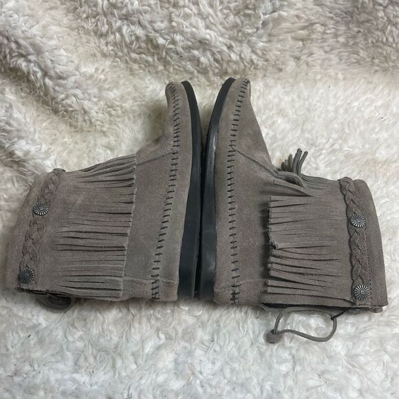 Minnetonka Hi Top Back Zip Boot Grey Suede with fringe accent SZ7 - Picture 5 of 10